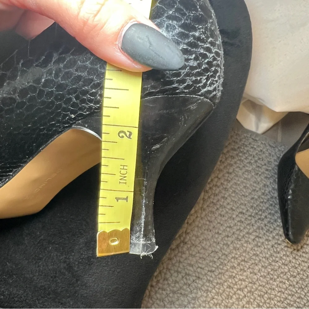 Bandolino Women’s Black Textured Pointy Toe Heels Y2K 8M with 2.5 in‎ heel